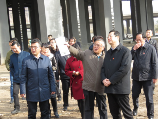 省委常委、西寧市委書記王曉在青海省物產(chǎn)集團(tuán)總公司黨委書記、總經(jīng)理王玉輝陪同下，深入青海物產(chǎn)朝陽物流園區(qū)。