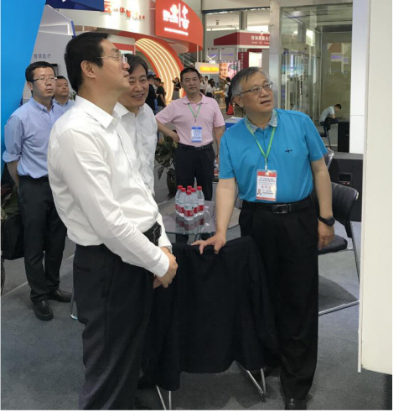 省委常委、西寧市委書記王曉蒞臨第十九屆青洽會青海物產(chǎn)展位參觀
